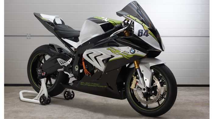 Η πρώτη ματιά βλέπει μια αγωνιστική S 1000 RR. Μετά προσέχεις πως κάτι περίεργο κρύβεται πίσω από τα φέρινγκ.