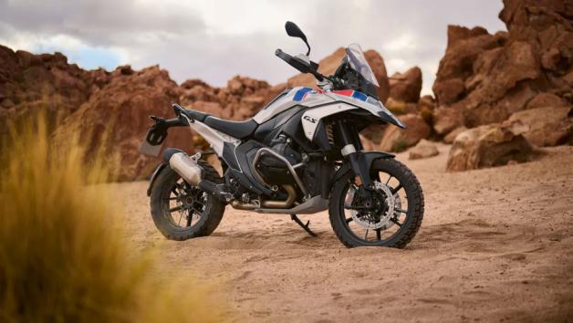 Η BMW R1300 GS 2026 αποκτά τη νέα χρωματική επιλογή Style Trophy, έναν συνδυασμό Η BMW R1300 GS 2026 αποκτά τη νέα χρωματική επιλογή Style Trophy, έναν συνδυασμό White Aluminium Matt metallic και Racing Blue metallic
