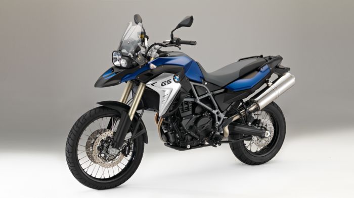 Όμορφη η αντίθεση μπλε μεταλλικού - ασημί στα καλύματα του ψυγείου, για το F 800 GS.  