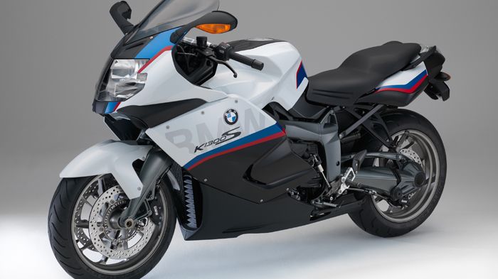 H Κ1300S παραμένει στην λίστα των μοντέλων του 2015 με μόνη αλλαγή τον χρωματικό H Κ1300S παραμένει στην λίστα των μοντέλων του 2015 με μόνη αλλαγή τον χρωματικό συνδυασμό και μερικά αξεσουάρ από την Acrapovic και την HP