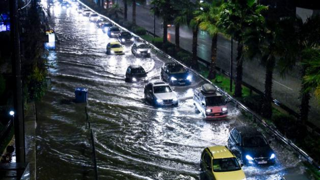 Κακοκαιρία Byron: Ποιοι δρόμοι είναι κλειστοί στην Αττική – Μεγάλες παγίδες νερού και κυκλοφοριακό χάος