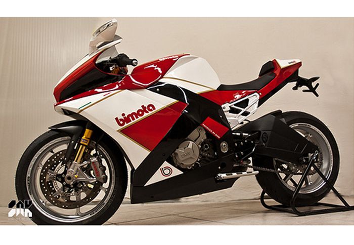Το Bimota BB2 είναι ένα concept με τον κινητήρα του BMW S 1000 RR και ρετρό αισθ Το Bimota BB2 είναι ένα concept με τον κινητήρα του BMW S 1000 RR και ρετρό αισθητική.