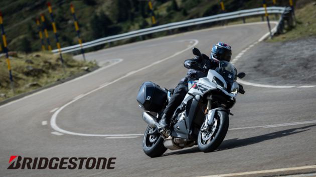 Τα νέα Sport Touring ελαστικά T33 της Bridgestone, χρησιμοποιούν ένα νέο μείγμα γόμας, που προσφέρει καλύτερη χιλιομετρική απόδοση, αλλά και πρόσφυση. 