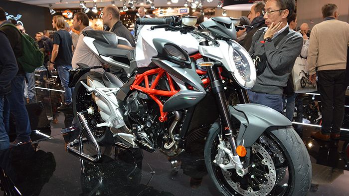 Η νέα Brutale 800 δίνει έμφαση στη ροπή και τη σύγχρονη εμφάνιση.