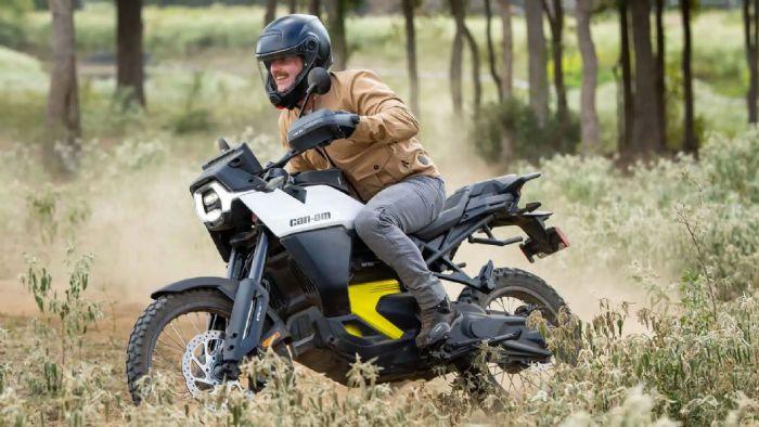 Η Can-Am επιλέγει μια απροσδόκητη αλλά τολμηρή τοποθεσία για να επεκτείνει την παρουσία της στην ευρωπαϊκή αγορά: το Boulevard du Montparnasse στο Παρίσι. Εκεί, σε συνεργασία με τον νέο dealer Canadia