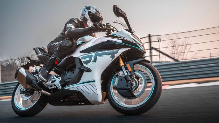 Η CFMoto 450SR 2025 αποκτά ένα ανανεωμένο δικύλινδρο εν σειρά κινητήρα 449 κ.εκ. με στρόφαλο 270 μοιρών, που αποδίδει πλέον 51 ίππους και 40Nm ροπής.