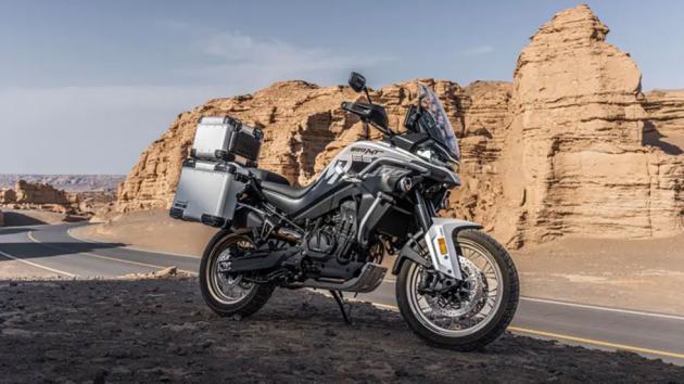 Η CFMoto παρουσίασε επίσημα το 800MT ES για το 2026, φέρνοντας για πρώτη φορά στη σειρά ημιενεργητική ανάρτηση, σε συνεργασία με την KYB. 