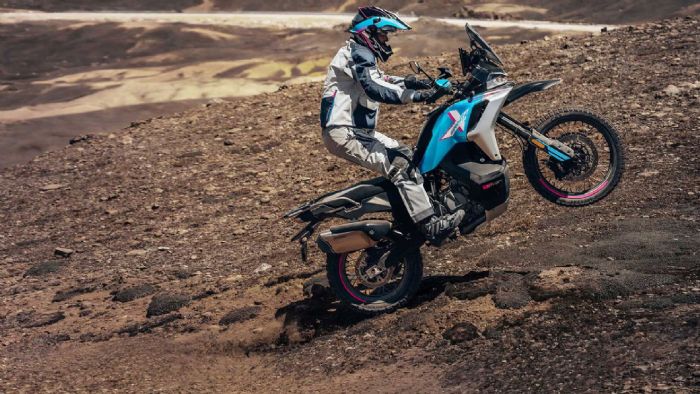 Η CFMOTO ετοιμάζει το πρώτο της τρικύλινδρο Adventure, το νέο 1000 MT-X, που θα ανεβάσει τον κυβισμό της εταιρείας για πρώτη φορά στη ζώνη του ενός λίτρου. Οι πληροφορίες έρχονται από τον ισπανό εισαγ