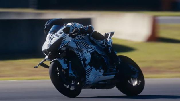 Η CFMOTO V4 SR-RR Prototype εμφανίζεται πλέον σε επίσημο video εν δράσει, δείχνοντας ότι η εξέλιξη της μοτοσυκλέτας έχει προχωρήσει σημαντικά. 