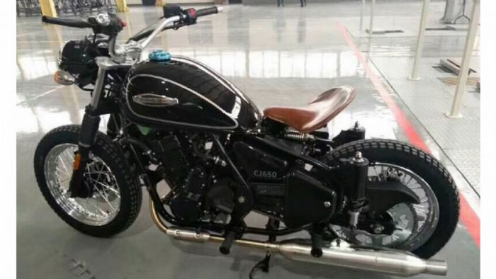 Δυο αμορτισέρ πίσω που θυμίζουν BMW R75.