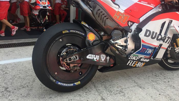 Η φωτογραφία του επίμαχου καλύμματος, που κυκλοφόρησε από τα paddocks. Η φωτογραφία του επίμαχου καλύμματος, που κυκλοφόρησε από τα paddocks.