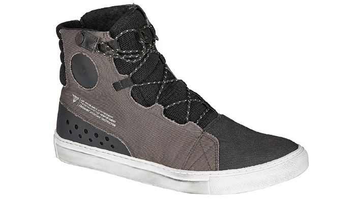 Ξεχάστε τα απλά παπούτσια που φοράγατε καθημερινά στην πόλη. Ήρθαν τα νέα τεχνικ Ξεχάστε τα απλά παπούτσια που φοράγατε καθημερινά στην πόλη. Ήρθαν τα νέα τεχνικά μποτάκια της DAINESE, για προστασία αλλά και άνεση.