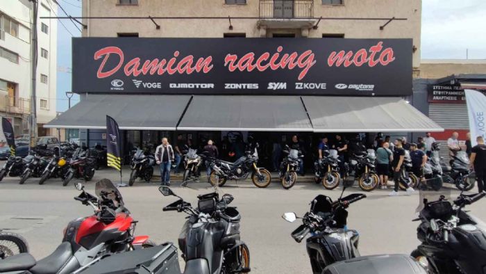 Η εκδήλωση έλαβε χώρα στο κατάστημα Damian Racing Moto στον Πειραιά και σημείωσε υψηλή προσέλευση, αποδεικνύοντας το ζωηρό ενδιαφέρον των φίλων των δύο τροχών για τα μοντέλα της Voge.