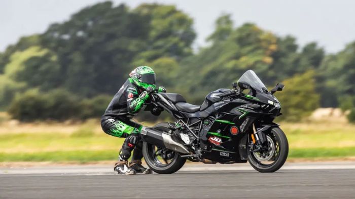 Ο Jonny Davies, γνωστός διεθνώς ως JD Stunts, έγραψε ιστορία στη θρυλική πίστα του Elvington Airfield στο York της Αγγλίας, καταρρίπτοντας το Παγκόσμιο Ρεκόρ Guinness για τη μεγαλύτερη ταχύτητα σε 