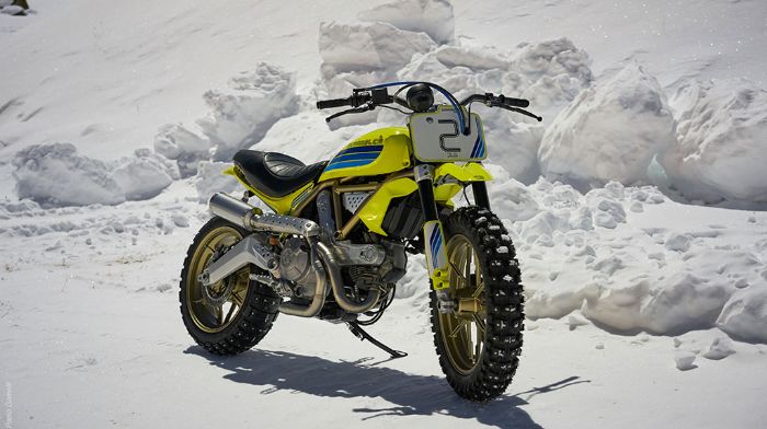 Αrtika, στο φυσικό του περιβάλλον, με τρακτερωτά ελαστικά που φέρουν καρφιά και Αrtika, στο φυσικό του περιβάλλον, με τρακτερωτά ελαστικά που φέρουν καρφιά και έντονο κίτρινο χρώμα για σε βρίσκουν εύκολα στα χιόνια οι αμάδες διάσωσης...