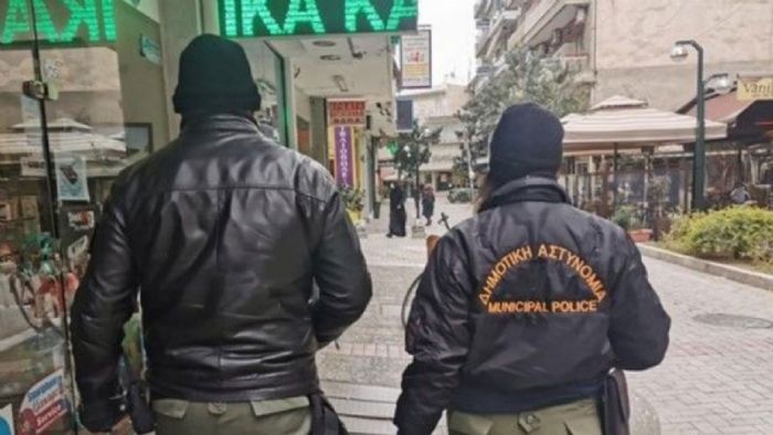 Χιλιάδες παλιές κλήσεις, που χρονολογούνται ακόμη και από το 2005, επιστρέφουν στο προσκήνιο καθώς οι Δήμοι της χώρας ξεκινούν να βεβαιώνουν μαζικά παλαιές οφειλές από τροχαίες παραβάσεις. 