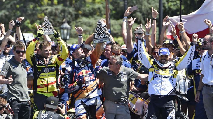 Η τριάδα των νικητών του Dakar 2016. Στο κέντρο ο Αυστραλός Toby Price (KTM) που Η τριάδα των νικητών του Dakar 2016. Στο κέντρο ο Αυστραλός Toby Price (KTM) που πήρε την πρώτη θέση, αριστερά ο Σλoβάκος Stefan Svitko (KTM) στην δεύτερη θέση και δεξιά, ο Χιλιανός Pablo Quintanilla