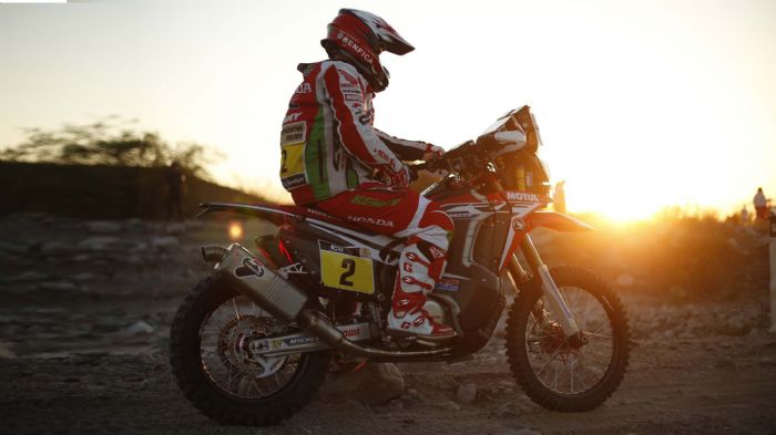 Πολύ δύσκολη η συνέχεια για τον Paulo Goncalves και την Honda του. Δεν έχουν χαθ Πολύ δύσκολη η συνέχεια για τον Paulo Goncalves και την Honda του. Δεν έχουν χαθεί όλα υποστηρίζει ο ίδιος αλλά και η Honda, που ούτε καν σκέφτεται το ενδεχόμενο εγκατάλειψης.