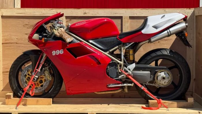 Μια Ducati 996 SPS του 1999, που παρέμεινε αχρησιμοποίητη και σφραγισμένη στο εργοστασιακό κιβώτιο μεταφοράς της για 25 ολόκληρα χρόνια, πουλήθηκε έναντι 63.000 ευρώ σε πρόσφατη δημοπρασία. 