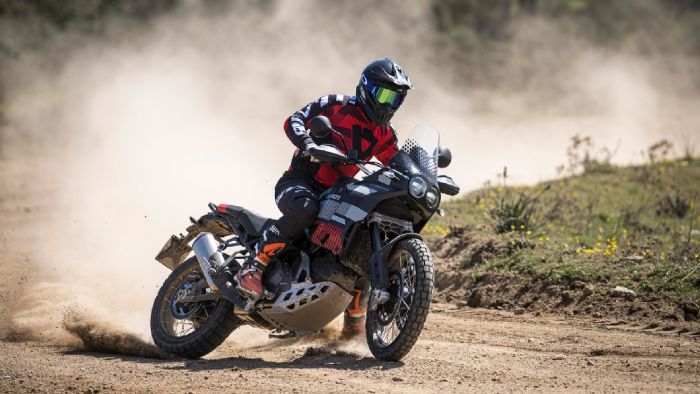 Ducati Desert X: Με τροχούς 21-18 και δεύτερο ρεζερβουάρ 8 λίτρων