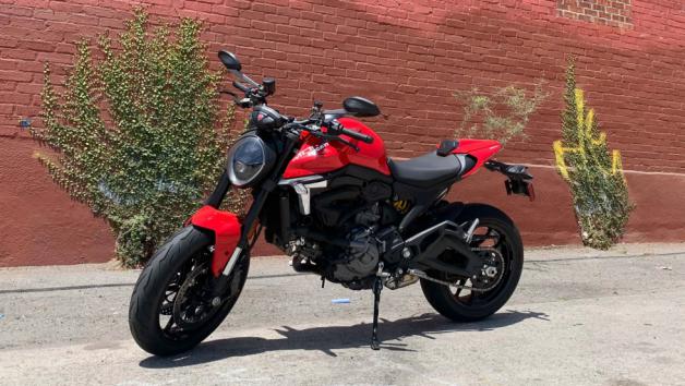 Για το 2021 η Ducati έκανε το μεγάλο βήμα και παρουσίασε μια ολοκαίνουρια έκδοση Για το 2021 η Ducati έκανε το μεγάλο βήμα και παρουσίασε μια ολοκαίνουρια έκδοση για το Monster, αφήνοντας πίσω «παραδόσεις» που είχαν μείνει αναλλοίωτες για χρόνια.