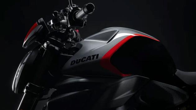 Η Ducati Monster V2 2026 αποκτά μια νέα εντυπωσιακή εμφάνιση, με τη Ducati να παρουσιάζει τη χρωματική έκδοση Sport Livery, η οποία έρχεται να εμπλουτίσει τη γκάμα του μοντέλου.