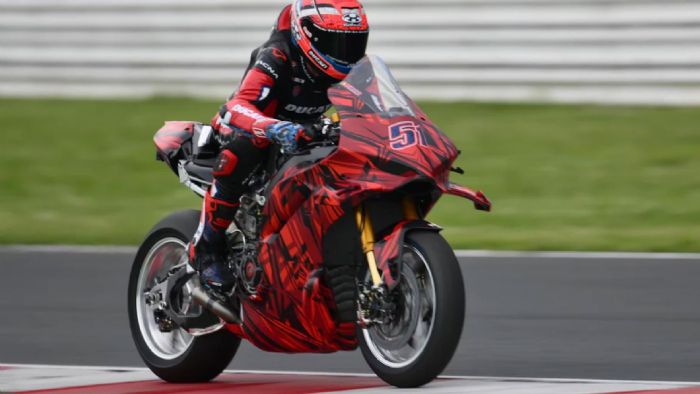 Η Ducati Panigale V4 R 2026 έκανε ήδη τις πρώτες της εμφανίσεις στην πίστα του Misano, με αναβάτες τους Michele Pirro και Davide Stirpe, και φρόντισε να στείλει ηχηρό μήνυμα: η τρίτη γενιά της κορυφαί