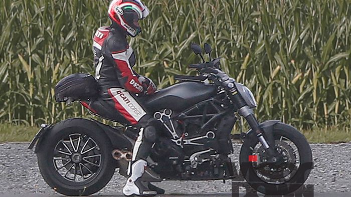 Πολλά αλλάζουν στο νέο Diavel, αλλά η αναγνωρισιμότητά του είναι άμεση. Πολλά αλλάζουν στο νέο Diavel, αλλά η αναγνωρισιμότητά του είναι άμεση.