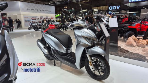 Στην EICMA 2025, η QJMotor παρουσίασε το ολοκαίνουριο SQ 350, ένα scooter που έρ Στην EICMA 2025, η QJMotor παρουσίασε το ολοκαίνουριο SQ 350, ένα scooter που έρχεται να καλύψει το κενό ανάμεσα στα αστικά μοντέλα της εταιρείας.