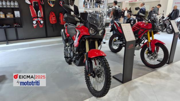 Ανάμεσα στα μεγάλα on-off του περιπτέρου της QJMotor στην EICMA 2025, το νέο SRT Ανάμεσα στα μεγάλα on-off του περιπτέρου της QJMotor στην EICMA 2025, το νέο SRT 300 DX τράβηξε βλέμματα για τον πιο «γήινο» λόγο: δείχνει ακριβώς ό,τι υπόσχεται.