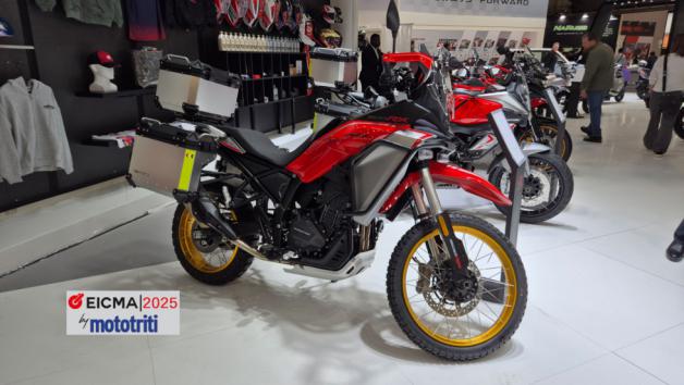 Η QJMotor συνεχίζει τη διεύρυνση της adventure γκάμας της, παρουσιάζοντας στην E Η QJMotor συνεχίζει τη διεύρυνση της adventure γκάμας της, παρουσιάζοντας στην EICMA 2025 τη νέα SRT 450 RX.