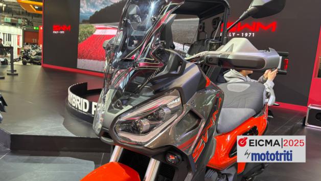Η SWM παρουσίασε στην EICMA μια ακόμη επιλογή στην κατηγορία των Adventure Scooter, με το SC250X TWIN. 