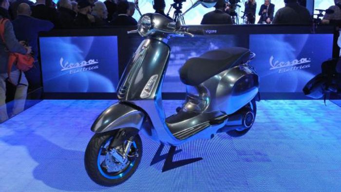 H ηλεκτρική Vespa, στο περίπτερο της εταιρείας στην EICMA! 