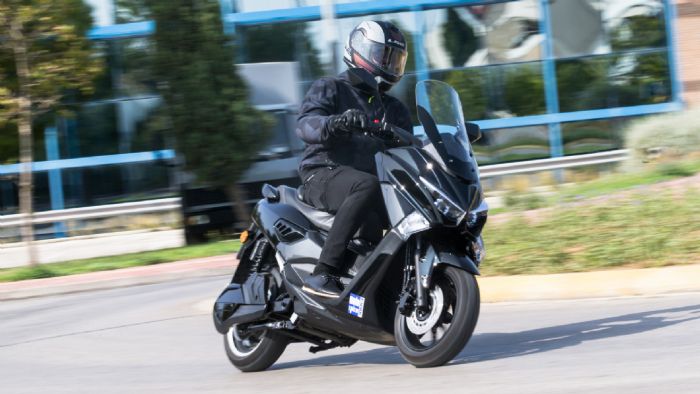 Πιάνει 130χλμ/ώρα τελική, έχει 200χλμ αυτονομία και είναι ηλεκτρικό – Ποιο scooter είναι;