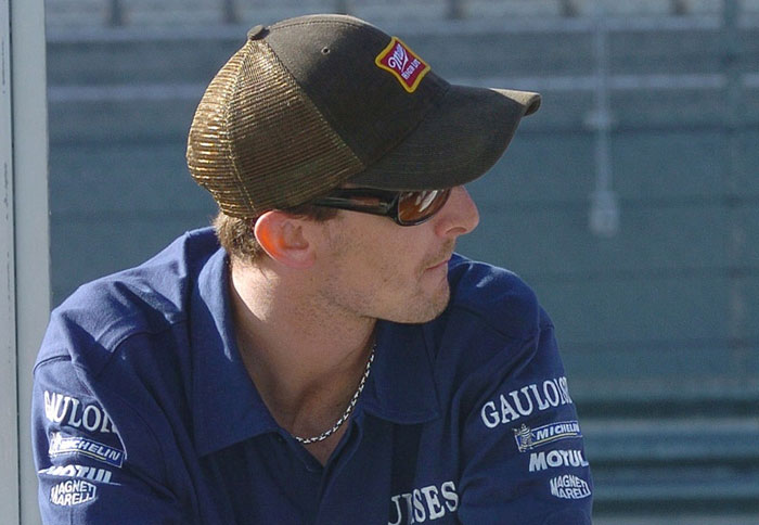 O Edwards μοιράζει αυτόγραφα