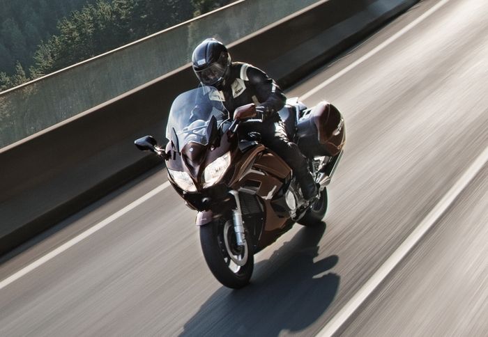 Δεκάδες ουσιαστικές αλλαγές δέχθηκαν τα FJR 1300A και FJR 1300AS για το 2013. Σχ Δεκάδες ουσιαστικές αλλαγές δέχθηκαν τα FJR 1300A και FJR 1300AS για το 2013. Σχεδόν τίποτα δεν έμεινε όπως ήταν.