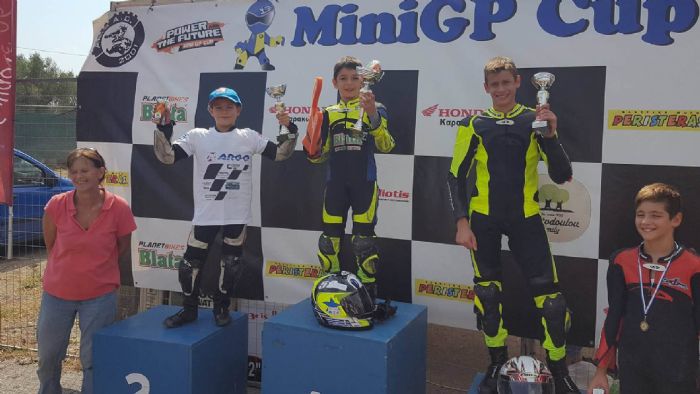 Ο Σπύρος-Μάριος Φουρθιώτης, ενώ φωτογραφίζεται, στο δεύτερο σκαλί του βάθρου. Ο Σπύρος-Μάριος Φουρθιώτης, ενώ φωτογραφίζεται, στο δεύτερο σκαλί του βάθρου.