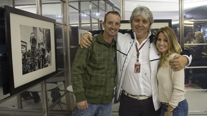 Ο Giovanni Cuzari σε παλιότερες, ανέμελες ημέρες ποζάρει περιχαρής με τον πιο γν Ο Giovanni Cuzari σε παλιότερες, ανέμελες ημέρες ποζάρει περιχαρής με τον πιο γνωστό αναβάτη που πέρασε ποτέ από ομάδα του, τον Colin Edwards. Δεξιά η κα Alyssia Edwards.