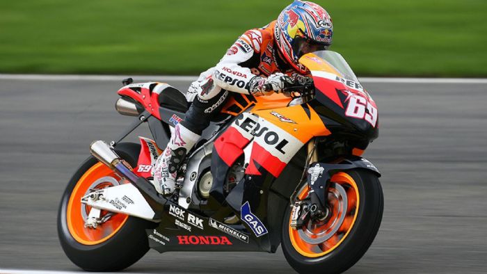 Ο Nicky Hayden σε παλαιότερη φωτό, οδηγώντας μοτοσυκλέτα Honda Ο Nicky Hayden σε παλαιότερη φωτό, οδηγώντας μοτοσυκλέτα Honda