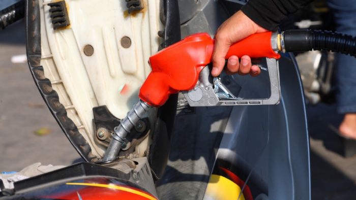 Τέρμα η βενζίνη χωρίς κράνος: Κι όμως δεν είναι αστείο!