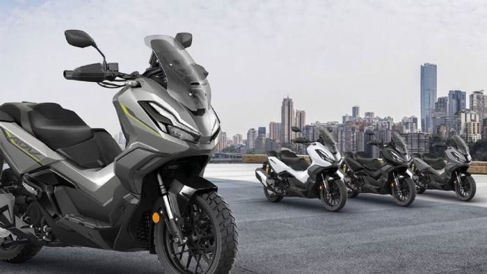Το Honda ADV350 2026 κάνει την εμφάνισή του με φρέσκια αισθητική ανανέωση, παραμένοντας το scooter που έφερε τον αέρα της περιπέτειας στη μεσαία κατηγορία κυβισμού. Από το 2021, όταν παρουσιάστηκε για