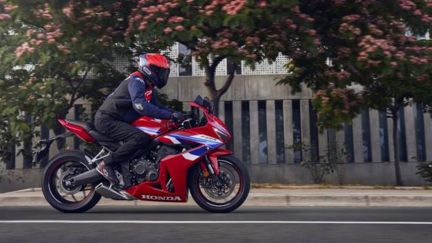 Η ανάκληση της Honda αφορά μοντέλα παραγωγής CBR 650R 2024-2025, όπου ισχύει συνολικά για 2.155 σε ΗΠΑ και 3.681 μοτοσυκλέτες σε Γερμανία, αντίστοιχα. 
