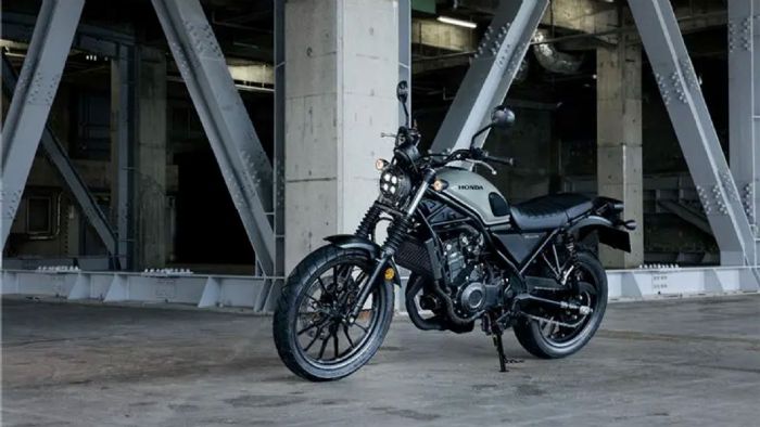 Η Honda CL500 επιστρέφει ανανεωμένη για το 2025 στην ιαπωνική αγορά, συνεχίζοντας να ξεχωρίζει ως το μεσαίο scrambler μοντέλο που προορίζεται για χαλαρές βόλτες και ταξίδια χωρίς άγχος.