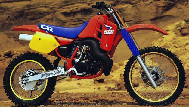 Το Honda CR500 δεν ήταν μια απλή χωμάτινη μοτοσυκλέτα· ήταν μια άγρια δήλωση της Το Honda CR500 δεν ήταν μια απλή χωμάτινη μοτοσυκλέτα· ήταν μια άγρια δήλωση της εποχής. Στις αρχές της δεκαετίας του 80, η Honda αποφάσισε να φτιάξει κάτι που να ξεπερνά τα στενά όρια του ανταγωνισμο