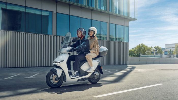 Η Honda επιστρέφει δυναμικά στην ηλεκτροκίνηση παρουσιάζοντας το νέο CUV e: Ένα σύγχρονο ηλεκτρικό scooter που επαναφέρει ένα όνομα από το παρελθόν.