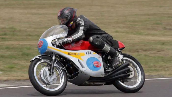 Η θρυλική Honda Six επιστρέφει στο Isle of Man Classic TT, αναβιώνοντας τον ήχο και την αίγλη των 60s. Με τον Mick Grant στο τιμόνι, η πιστή ανακατασκευή της RC174 των 297cc θα θυμίσει στους θεατές τι