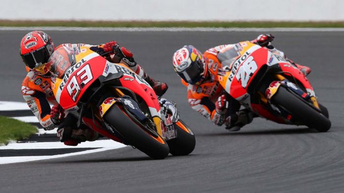 Δοκιμάζουν...αργότερα οι Marc Marquez και Dani Pedrosa της Honda. Δοκιμάζουν...αργότερα οι Marc Marquez και Dani Pedrosa της Honda.