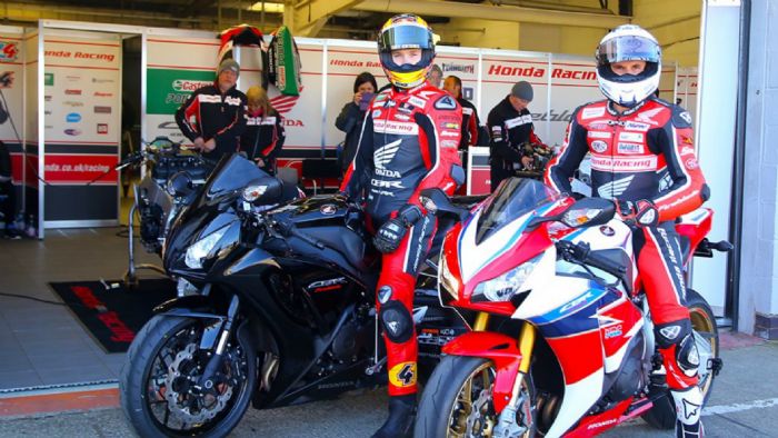 Δύο ειδικές εκδόσεις του Fireblade παρουσίασε η Honda στη Βρετανία, εκπλήσσοντας Δύο ειδικές εκδόσεις του Fireblade παρουσίασε η Honda στη Βρετανία, εκπλήσσοντας ευχάριστα τους θεατές του Silverstone!