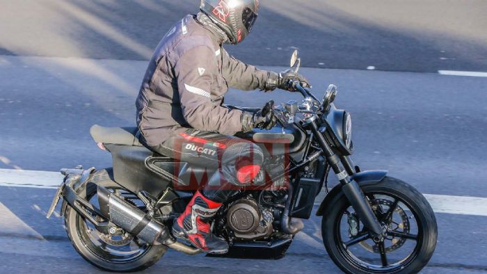 Κάποιες από τις κατασκοπευτικές εικόνες που δημοσιεύτηκαν, για  το Svartpilen 701 της Husqvarna.