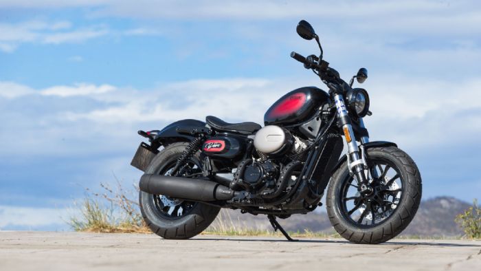 Το Hyosung Bobber GV125S V-Twin αποτελεί τη μικρού κυβισμού είσοδο στη φιλοσοφία των αυθεντικών Bobber, φέρνοντας την αισθητική και τον χαρακτήρα μιας μεγαλύτερης custom μοτοσυκλέτας στα 125 κυβικά.